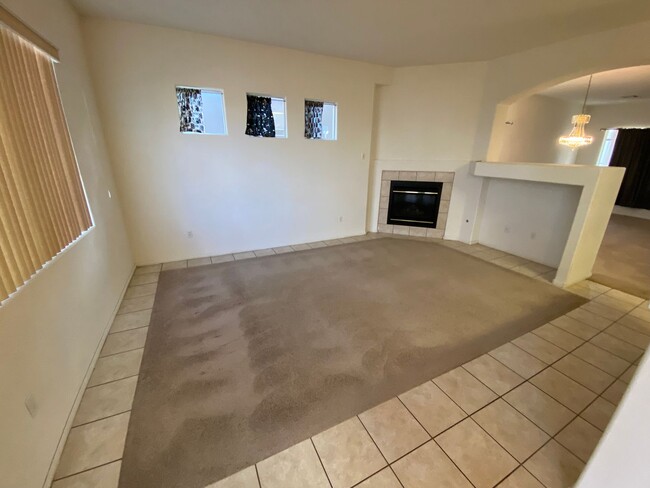 Building Photo - Wonderful 3 bed/2 bath home with a den located in Henderson.