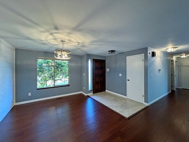 Building Photo - Lovely 3 Bedroom on the Green River