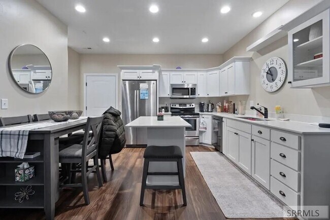 Foto del edificio - Beautiful 3-Bed, 2.5-Bath Rock Creek Townhome with Attached 2-Car Garage