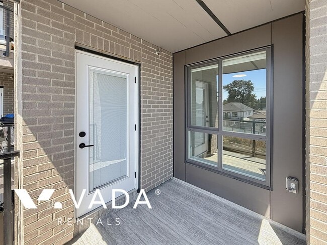 Building Photo - 3068 Kingsway