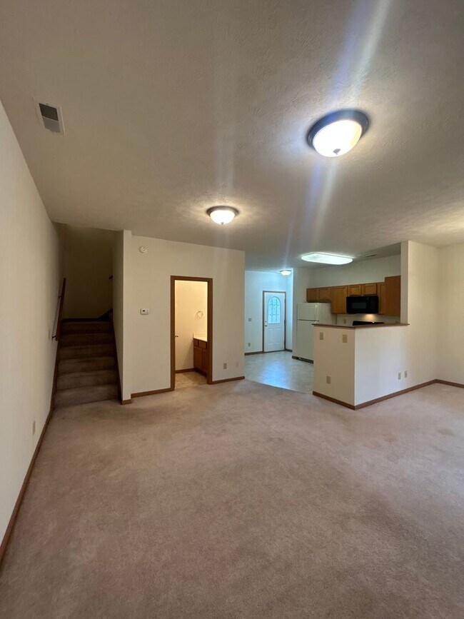 Foto del edificio - 3 Bedroom Townhome - Short Term Lease Avai...