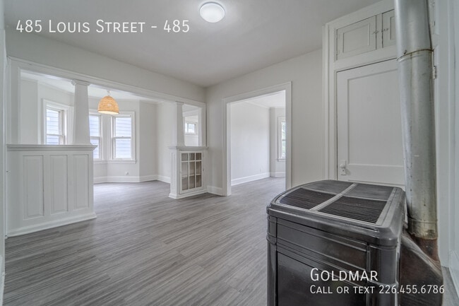 Building Photo - Main floor renovated unit close to downtown
