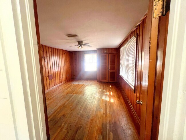 Building Photo - Charming 3-Bed, 2-Bath Home with One-Car G...