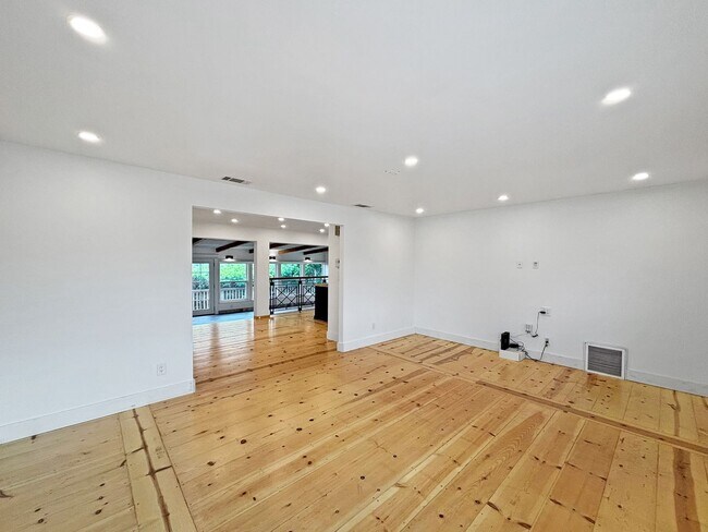 Building Photo - Charming & Spacious 3B/2BA House in La Mes...