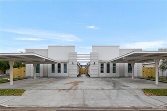 Building Photo - 11 Petri Dr