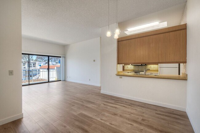 Foto del edificio - La Jolla Pines- Top Level 2 Bed/2 Ba Available Now!!