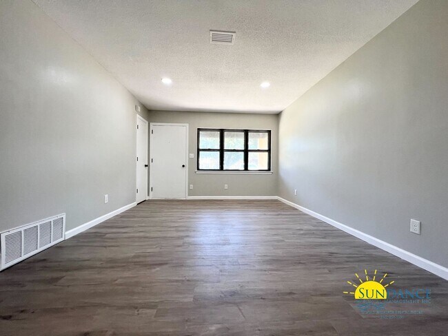 Building Photo - Newly Renovated 4 Bedroom Home in FWB!
