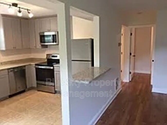 Building Photo - 910 Stonehenge Ave