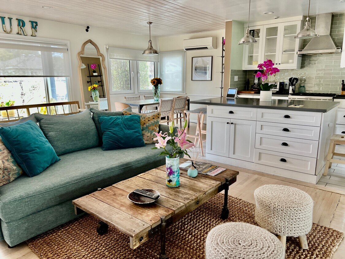Great room - 734 Appleby St