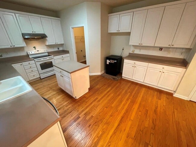 Building Photo - 400 Park Creek Dr