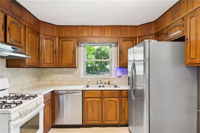 Building Photo - 1682 Bridgeport Dr NE