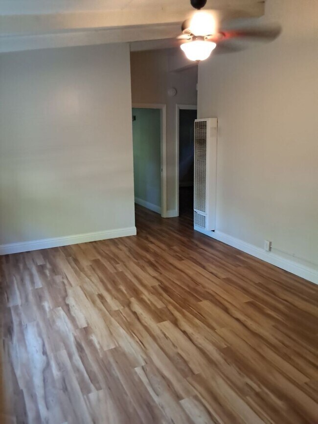 Foto del edificio - 2 bd 1 ba with off-street parking