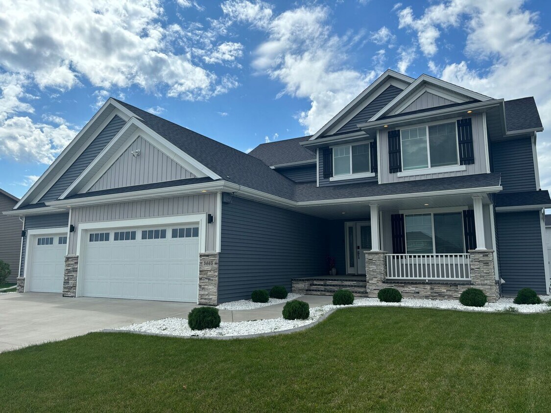 Primary Photo - Gorgeous 5 bed, 3.5 bath in South Fargo