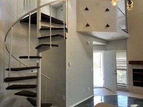 Building Photo - 2700 S White Mountain Rd