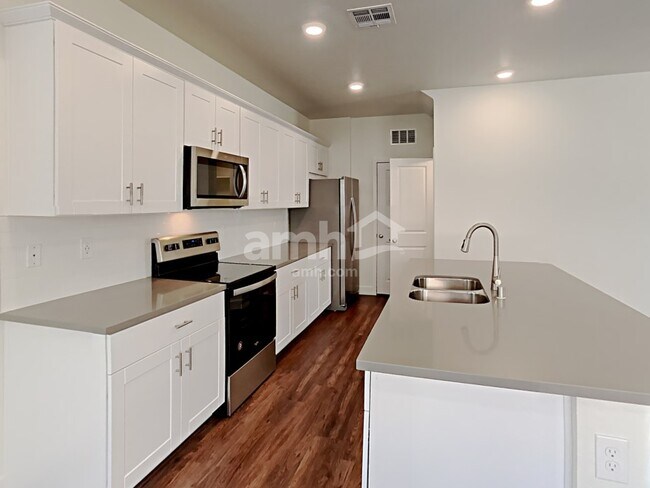Building Photo - 1610 Macchia Avenue