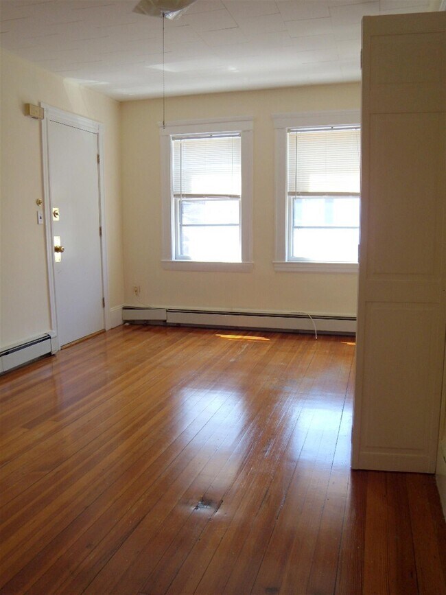 Building Photo - 25 Knapp St