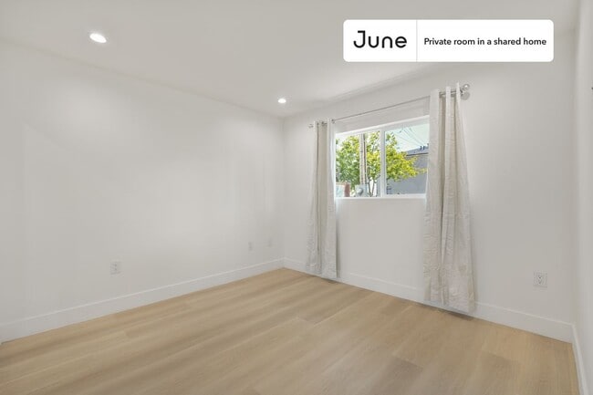 Building Photo - Private bedroom in 5 bed/5 bath Home