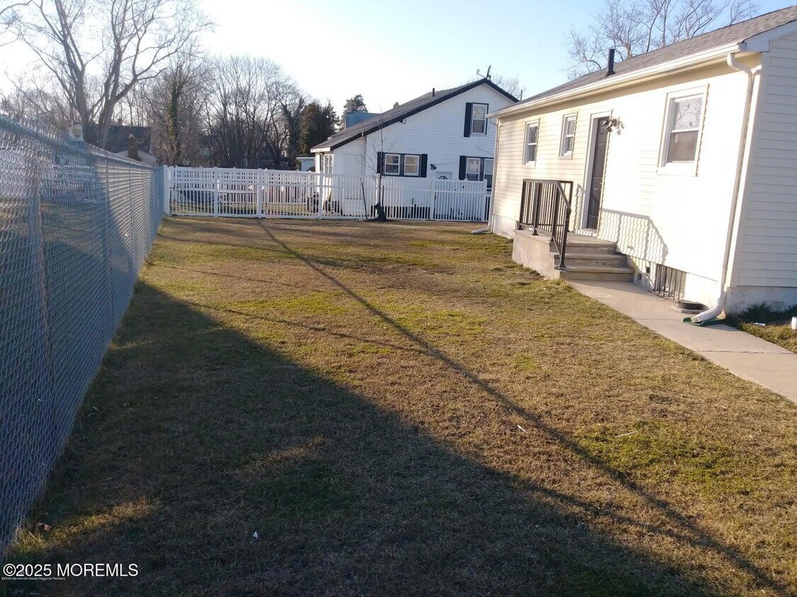 Building Photo - 1504 Sewall Ave