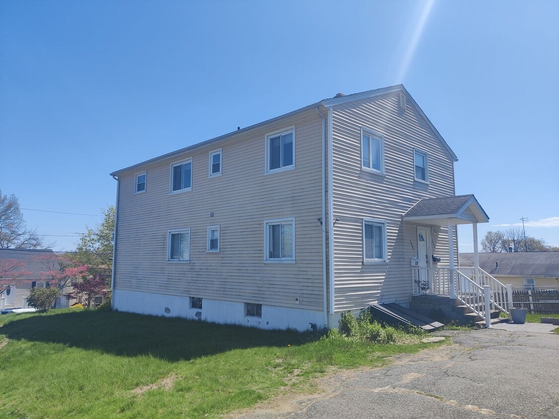 135 Hillcrest Rd Unit 2nd Floor, Bridgeport, CT 06606 Room for Rent