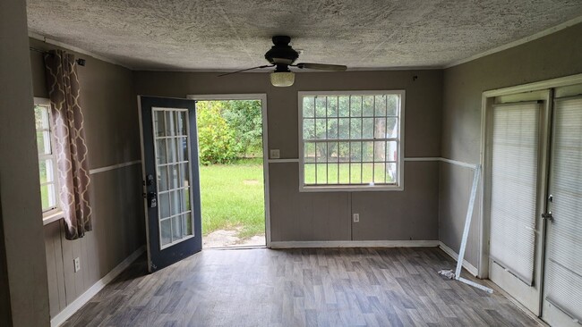 Building Photo - 3 Bedroom 1 Bath Country Setting