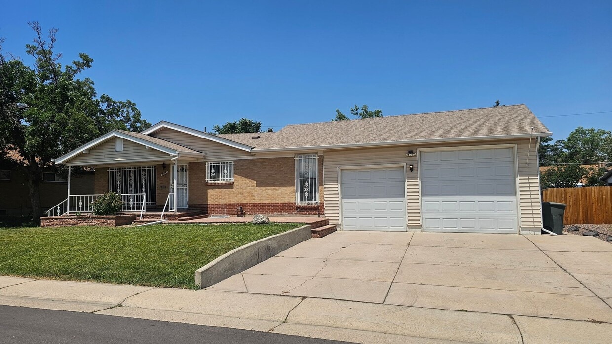 Spacious 5-Bedroom Ranch with Finished Basement & Oversized Garage! - Spacious 5-Bedroom Ranch with Finished Basement & Oversized Garage!