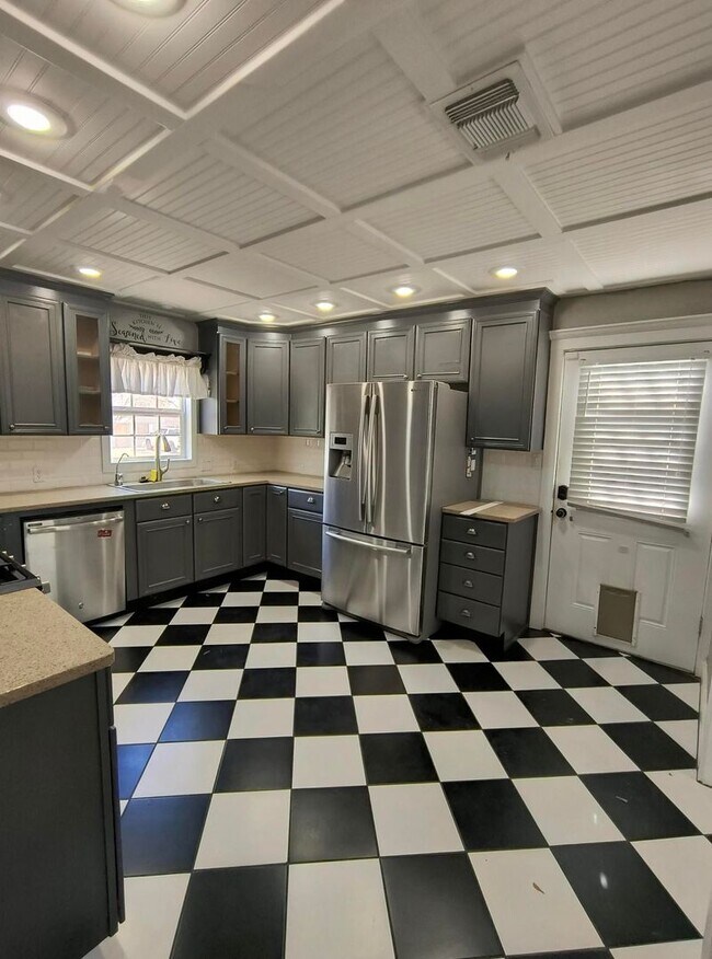Building Photo - Stunning and Spacious Historic Home – Your...