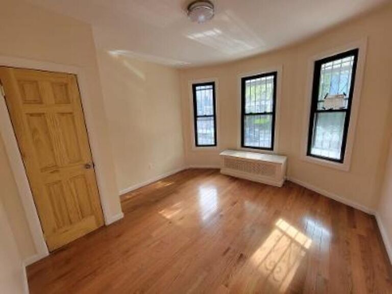 Foto principal - 711 E 3rd St