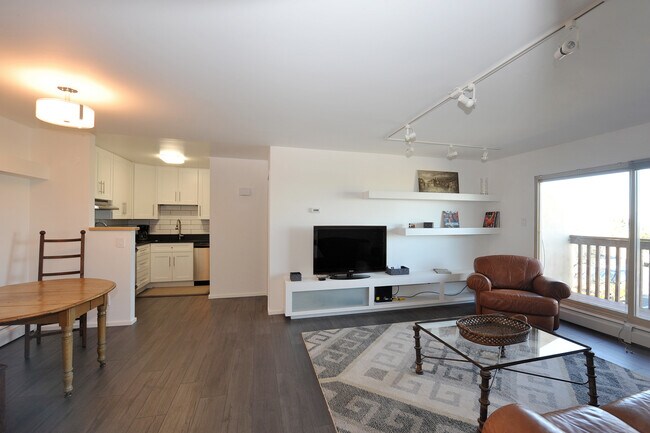 Building Photo - Stunning Remodel in a Superb Condo Complex