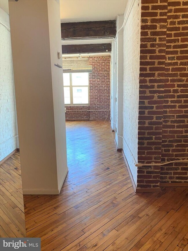 Building Photo - 1210-26 Buttonwood St