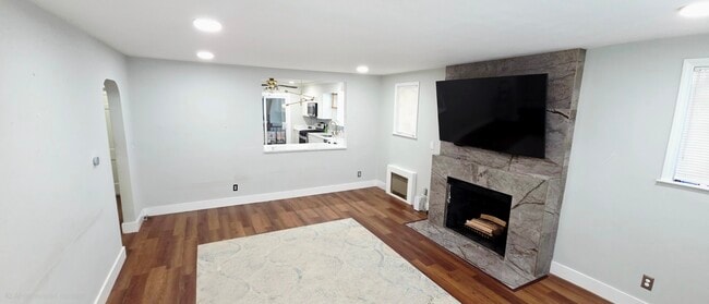 Building Photo - 728 Golden Ave