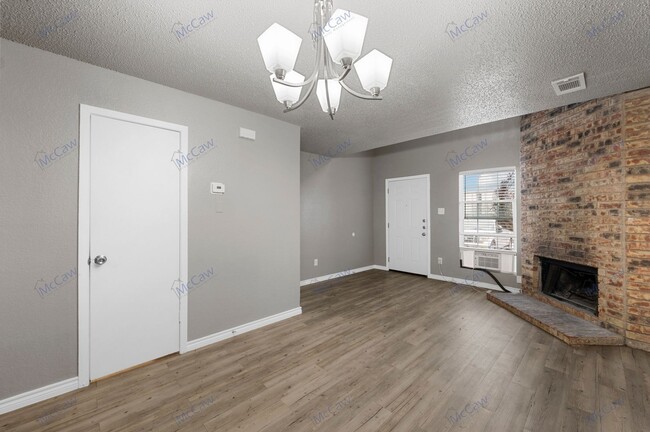 Building Photo - Beautiful 1/1.5 Town Home In Dallas!