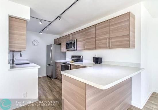 Foto del edificio - 720 Bayshore Dr