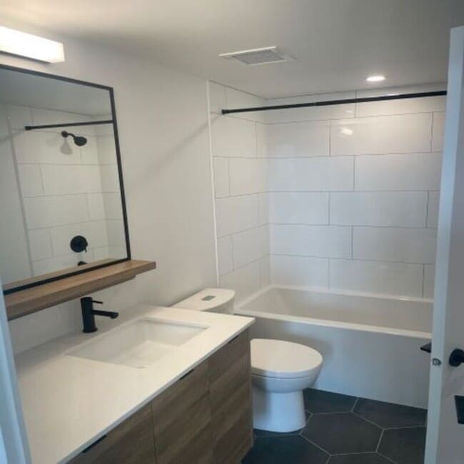 Building Photo - 1471 St Paul St