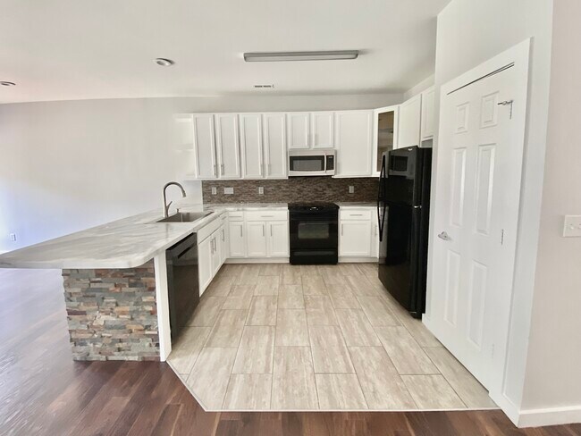 Foto del edificio - 1328 Stone Manor Dr