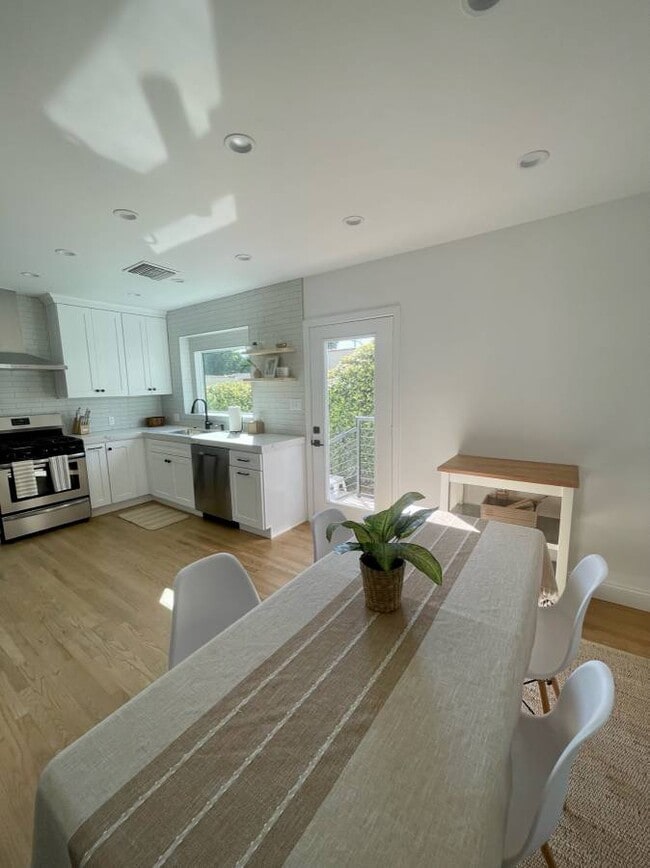 Kitchen dining area - 1644 Wellesley Ave