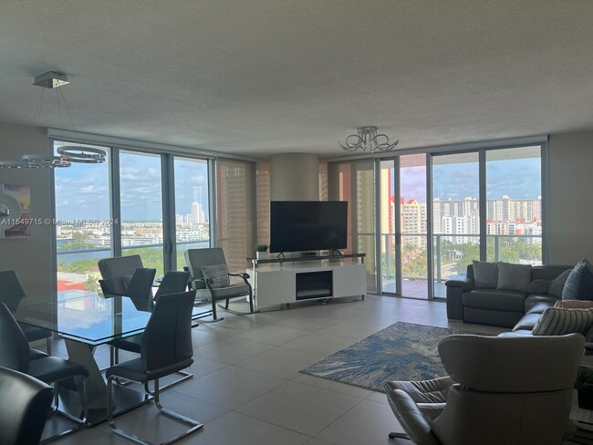 Foto del edificio - 300 Sunny Isles Blvd