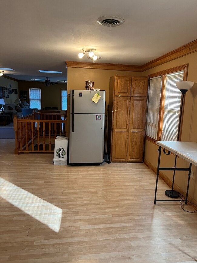 Espacio para una mesa de comedor grande - 1809 N Humboldt Ave