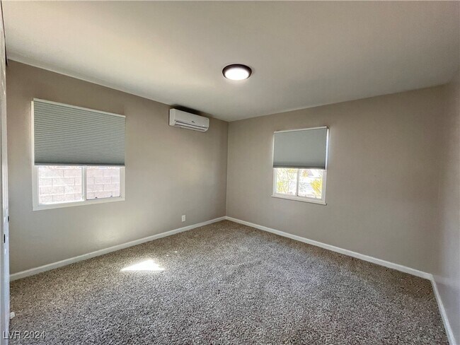 Foto del edificio - 1036 E Hassett Ave