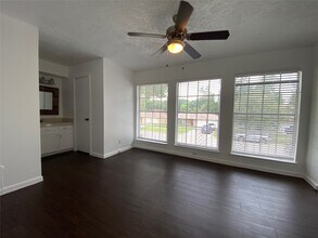 Building Photo - 10682 Hazelhurst Dr