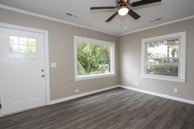 Building Photo - Adorable  2 bedroom 1 bath Home . Close to...