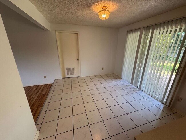 Building Photo - Large 4 Bedroom / 3 Bathroom, Split-level ...