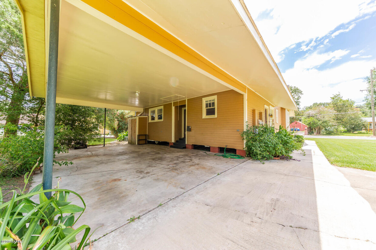Building Photo - 121 Patin St