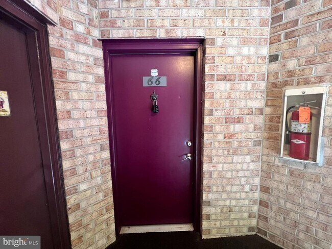 Foto del edificio - 66 Surrey Ln