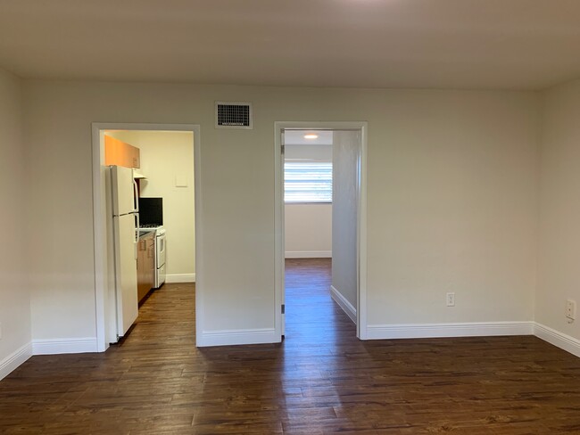 Building Photo - 6805 N Kendall Dr