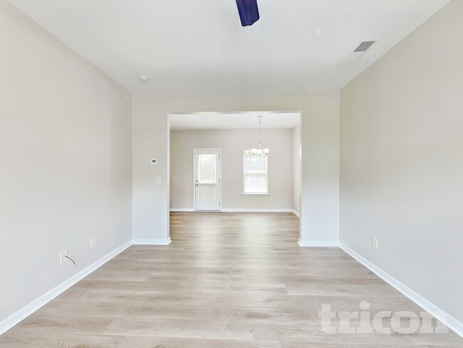 Building Photo - 41 Carriage Hls Dr SE