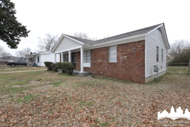 Building Photo - 1621 Whitehead Dr