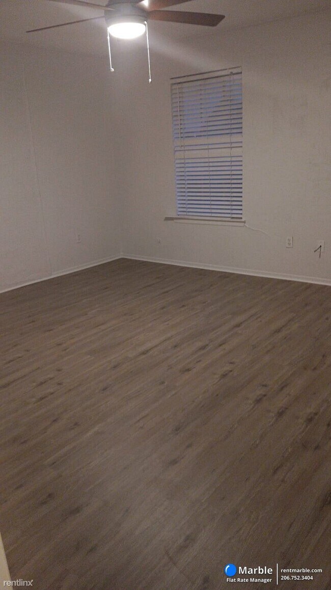 Building Photo - 4 br, 2.5 bath Townhome - 2207 Montclair Dr
