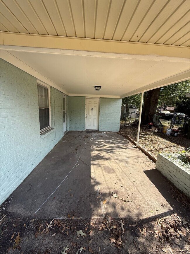 Building Photo - ** 3 bed 1 bath located off Zelda Road ** ...