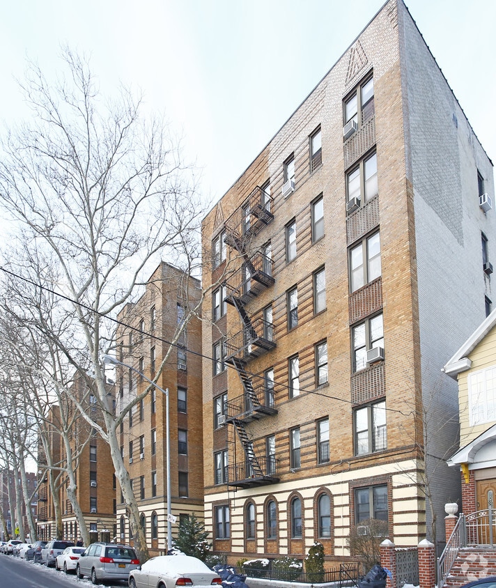 Primary Photo - 1970 E 18th St
