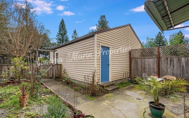 Foto del edificio - ~ Lovely, Spacious 1 Bed/1 Bath Santa Rosa